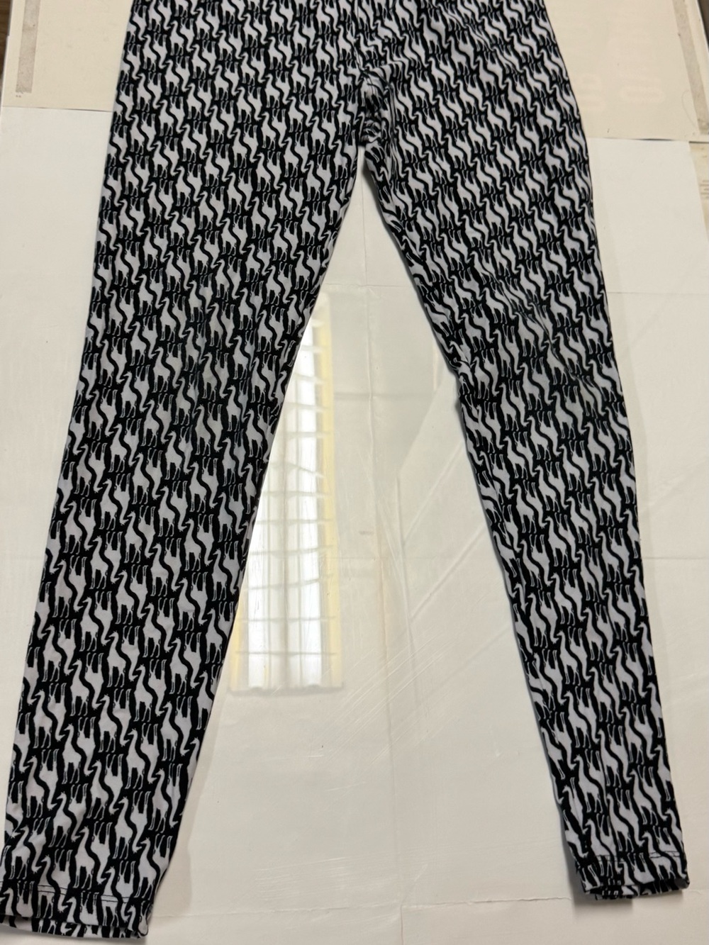 LuLaRoe Black and White Animal Print Giraffe Leggings one size